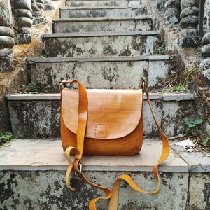 Bolso bandolera de cuero de búfalo hecho a mano Bolso bandolera para mujer Bolso amarillo para damas Bolso de estilo vintage Bolso boho de hombro de cuero genuino