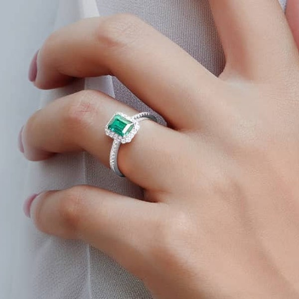 Sparkling women's ring in 925 sterling silver with emerald gemstone for women, women I ring Green stone in professional cut jewelry silver ring