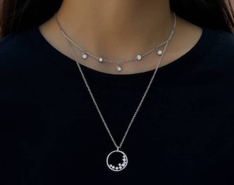 Double necklace with sparkling zirconia stones and round pendant I Multi-row necklace with radiant plate pendant I Necklace for women