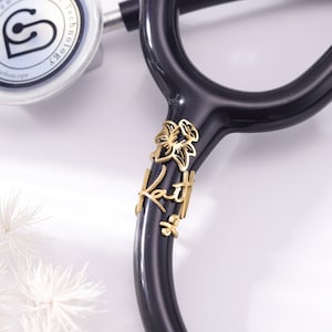 Gepersonaliseerde stethoscoop ID-tag met bloem, aangepaste stethoscoop naamring, stethoscoop klaproos bedel voor arts, student verpleegster RN cadeau, Sakura