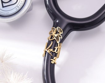 Médaille d'identité personnalisée pour stéthoscope avec fleur, anneau personnalisé pour stéthoscope, breloque stéthoscope coquelicot pour médecin, cadeau étudiante infirmière infirmière autorisée, Sakura