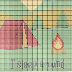 Könnte beinhalten: Kreuzstichmuster mit einer Camping-Szene. Ein rotes Zelt befindet sich im Vordergrund, mit einem Lagerfeuer rechts. Der Hintergrund zeigt Berge, eine Sonne, Wolken und den Text "I sleep ground".