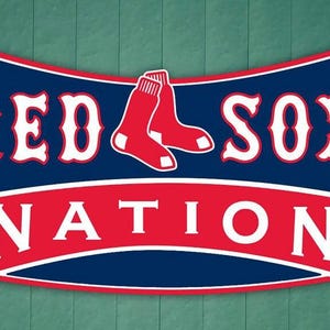 Pode incluir: Logotipo do Red Sox Nation com um esquema de cores vermelho e azul. O logotipo apresenta um boné de beisebol vermelho com duas meias vermelhas em cima. O texto "RED SOX NATION" está em letras brancas sobre um fundo azul.