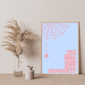 K&ouml;nnte beinhalten: Ein hellblaues Poster mit einem rosafarbenen Spinnennetz und einer rosafarbenen Spinne, die daran h&auml;ngt. Der Text "With great power comes great responsibility" ist in rosa Buchstaben geschrieben.