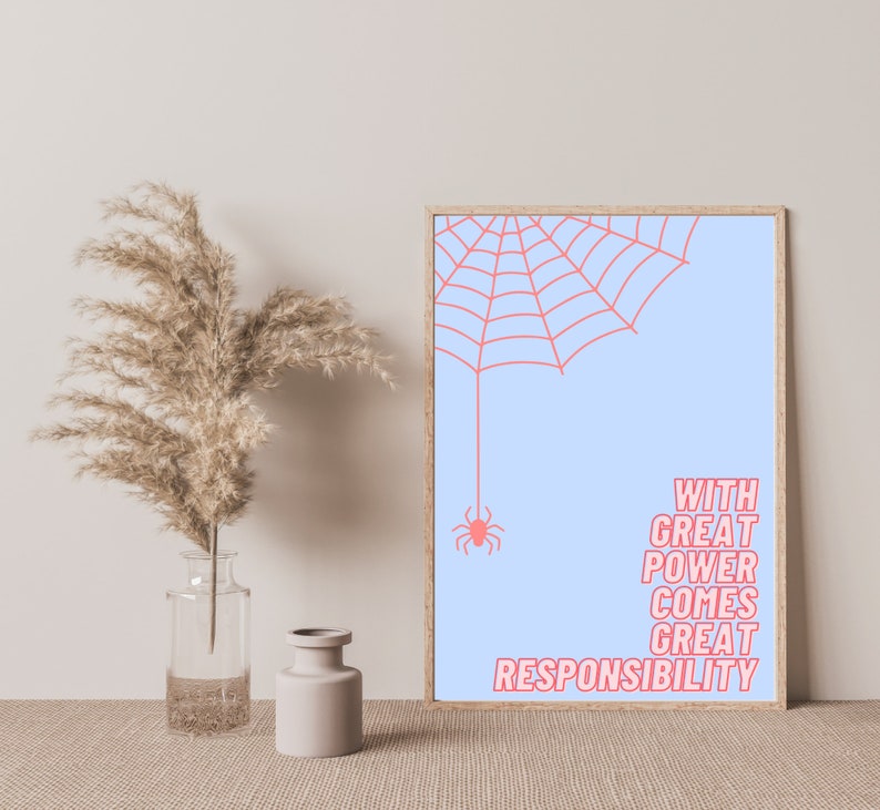 K&ouml;nnte beinhalten: Ein hellblaues Poster mit einem rosafarbenen Spinnennetz und einer rosafarbenen Spinne, die daran h&auml;ngt. Der Text "With great power comes great responsibility" ist in rosa Buchstaben geschrieben.