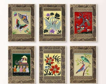 Könnte beinhalten: Sechs gerahmte Bilder mit aufwendigen Rahmen und farbenfrohen Illustrationen. Die Bilder zeigen eine Vielzahl von Motiven, darunter Schmetterlinge, Pfauen, Blumen, Vögel und eine Prozession von Menschen, die auf einem Elefanten reiten.