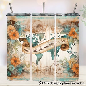 Op de afbeelding: Een set van drie roestvrijstalen tumblers met een vintage wereldkaartontwerp. De tumblers tonen een wereldkaart in aquarelstijl met een citaat dat luidt "Niet iedereen die dwaalt is verloren". Het ontwerp bevat ook bloemmotieven in tinten oranje, blauw en groen.