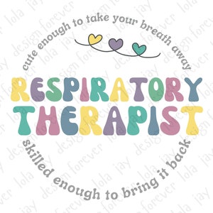 Puede incluir: Un diseño gráfico colorido con el texto "RESPIRATORY THERAPIST" en una fuente retro. El texto está rodeado por un patrón repetitivo de las palabras "forever lola jay design" y corazones.