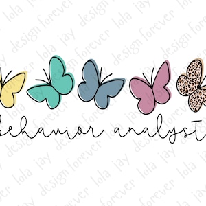 Puede incluir: Un fondo blanco con el texto "behavior analyst" escrito en cursiva negra. Cinco mariposas de colores están dispuestas en una fila sobre el texto. Las mariposas son amarillas, verde azulado, azules, rosas y marrones con un estampado de leopardo.