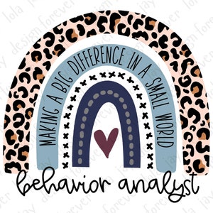 Puede incluir: Un arcoíris con un fondo de estampado de leopardo y el texto "Making a big difference in a small world". Debajo del arcoíris está el texto "behavior analyst".