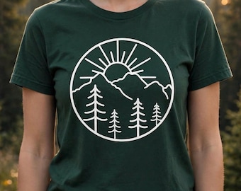 Camiseta de senderismo con estampado de amanecer, camiseta para amantes de la naturaleza con diseño de pino.
