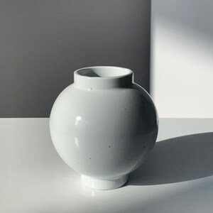 Jarrón lunar tradicional coreano: Cerámica blanca mate acabada a mano (Grande)