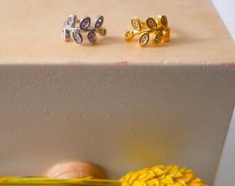 Pendiente tipo brazalete de hoja con circonitas