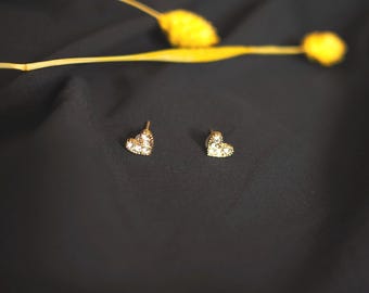 Pendientes de corazón de oro con circonitas: románticos pendientes de botón