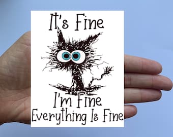 Pode incluir: Uma ilustração em preto e branco de um gato com grandes olhos azuis. O gato é desenhado em um estilo angustiado e desorganizado. O texto "It's Fine I'm Fine Everything Is Fine" está escrito abaixo do gato.