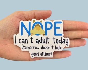 Może przedstawiać: Biała naklejka z niebieskim tekstem, który brzmi "NOPE I can't adult today (tomorrow doesn't look good either)". Nad tekstem znajduje się kreskówkowa ilustracja tylnej części psa.