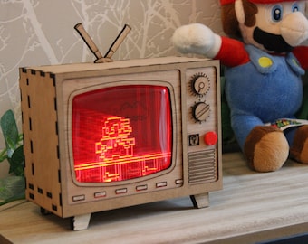 Mario Bros Retro TV Ornament aus Holz mit Stop-Motion Video und farbwechselnden LED Lichtern