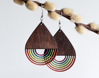 Pendientes de madera arcoíris neón pintados a mano: joyería reactiva a los rayos UV