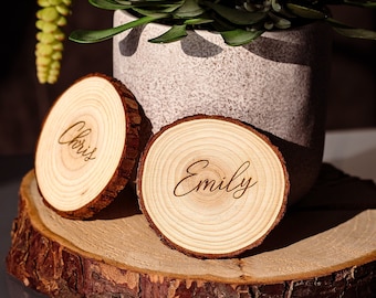 Nombres de lugares grabados a granel en rodajas de madera / Decoración rústica para mesa de boda / Recuerdos de madera personalizados