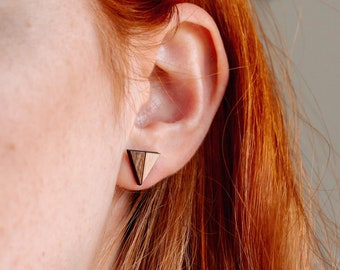 Boucles d’oreilles en bois | Boucles d'oreilles à tige triangulaires dans une boîte cadeau | Goujons découpés au laser