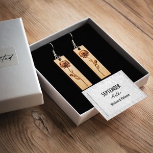 Boucles d'oreilles fleur de naissance en bois | Boucles d'oreilles en bois gravées | Coffret cadeau et carte de signification de fleur incluse