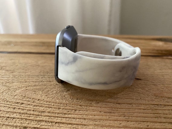 Fitbit versa hotsell marble band