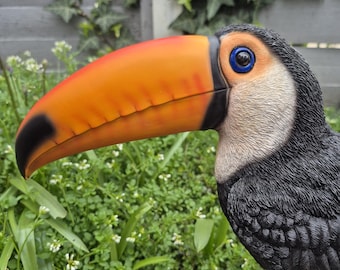 Gran adorno de jardín tropical con forma de tucán, estatua de resina que destaca por su diseño para exteriores.