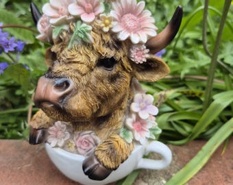 Adorno de taza de té con forma de vaca de las Tierras Altas / Decoración campestre rústica de resina floral