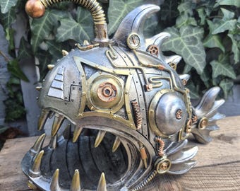 Escultura peculiar de pez rape estilo steampunk: pieza decorativa industrial y mecánica