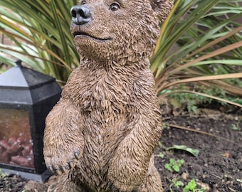 Adorno de jardín realista de osezno de resina – Decoración de bosque