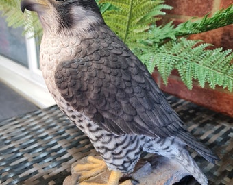 Adorno realista de resina con forma de halcón peregrino *Vivid Arts*