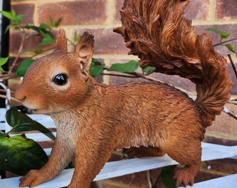Ardilla roja de resina realista: adorno de jardín de bosque