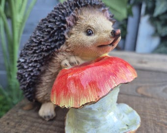 Adorno de jardín de erizo: figura de resina de bosque con manzana