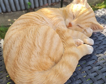 Estatua de resina de gato pelirrojo durmiendo para jardín: decoración realista para exteriores