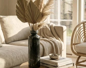 Jarrón alto de cerámica con esmalte reactivo negro, decoración moderna y llamativa.