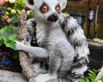 Adorno de jardín de lémur - Decoración de jardín de animales de resina - Estatua de lémur de cola anillada *Vivid Arts*