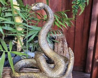 Escultura de serpiente dorada con forma de serpiente, accesorio decorativo llamativo para el hogar, reptiles