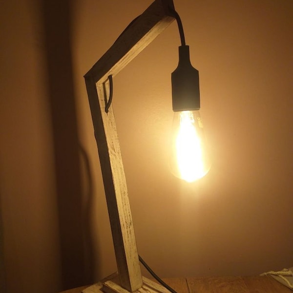 Lampe d'ambiance "blanc vieilli", lampe a posé, lampe de table, lampe de chevet, lampe de type industriel, lampe sur piède, lampe en bois,