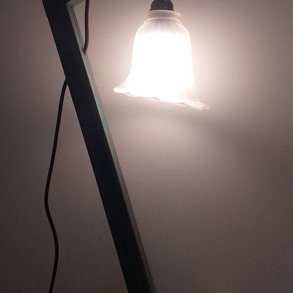 Lampe d'ambiance, lampe en bois lampe de bureau, upcycĺing, industriel, lampe articulée, lampe de type industriel, lampe sur pièd