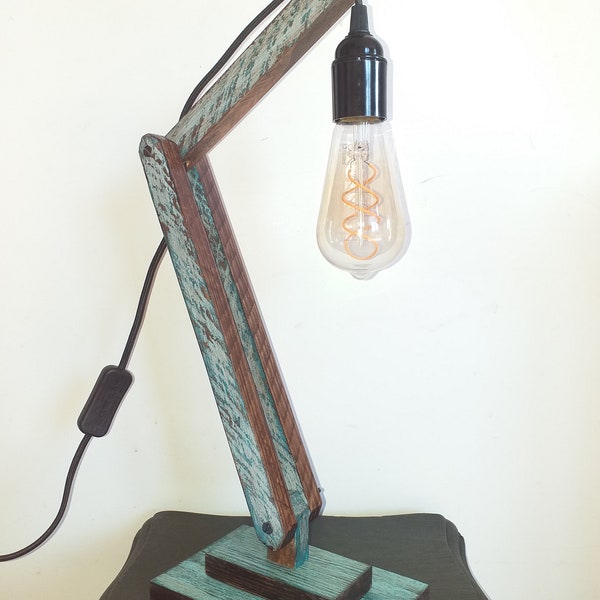 Lampe de table, lampe en bois a posé, lampe de bureau, lampe patiné, lampe artticulée, lampe de type industriel, lampe sur pièd,pièce unique