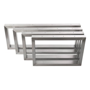 Könnte beinhalten: Vier silberne Metalltischbeine in verschiedenen Größen, übereinander gestapelt. Die Beine sind quadratisch und haben ein schlichtes, modernes Design.