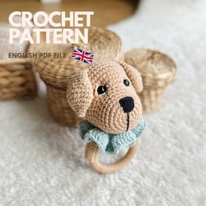 Può includere: Schema a uncinetto per un sonaglio per cani beige con un colletto a balze blu. Lo schema è disponibile come file PDF in inglese.