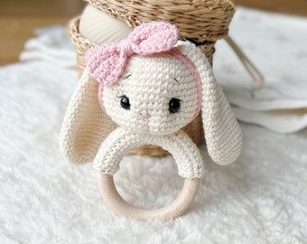 Hochet au crochet, Hochet lapin mignon, cadeau de baby shower, cadeau de baptême, jouet lapin, lapin avec de longues oreilles, cadeau de naissance de bébé, cadeau de nouvelle maman