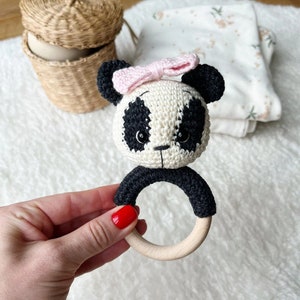 Crochet Hochet, Mignon Panda Hochet, Cadeau de baby shower, Cadeau de baptême, Jouet Panda, Jouet de bébé fille, Cadeau de nouveau bébé, Cadeau de nouvelle maman, Cadeau de bébé image 2