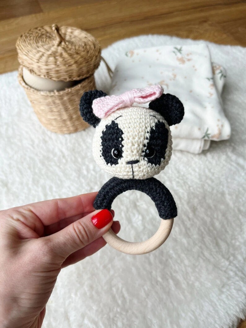 Crochet Hochet, Mignon Panda Hochet, Cadeau de baby shower, Cadeau de baptême, Jouet Panda, Jouet de bébé fille, Cadeau de nouveau bébé, Cadeau de nouvelle maman, Cadeau de bébé image 2