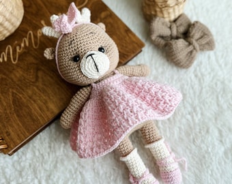 Jouet amigurumi, joli jouet faon, cadeau de baby shower, poupée faon au crochet en robe rose, cadeau de naissance, doudou faon