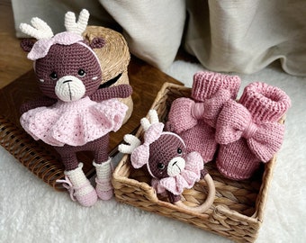 Ensemble de jouets Amigurumi, ensemble de jouets de cerf, cadeau de baby shower, cadeau de baptême, ensemble de cerfs à hochet jouet, chaussons en laine tricotés pour bébé, nouveau cadeau de bébé