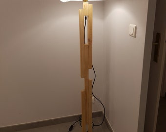 Lampadaire en bois fin et élégant pour le salon et la salle à manger