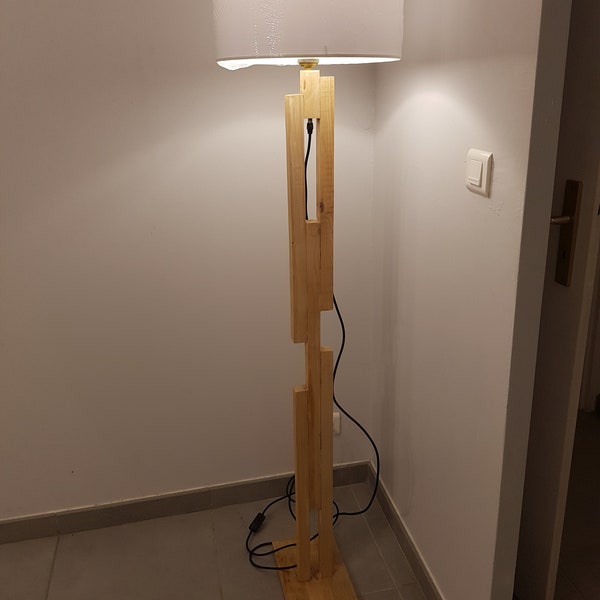 Lampadaire en bois fin et élégant pour le salon et la salle à manger