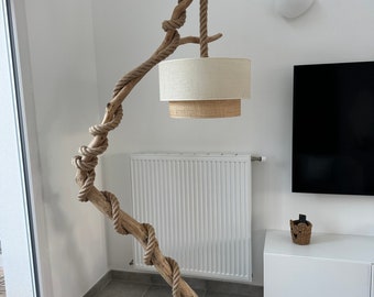Maßgeschneiderte Stehlampe aus Naturholz für den Innenbereich